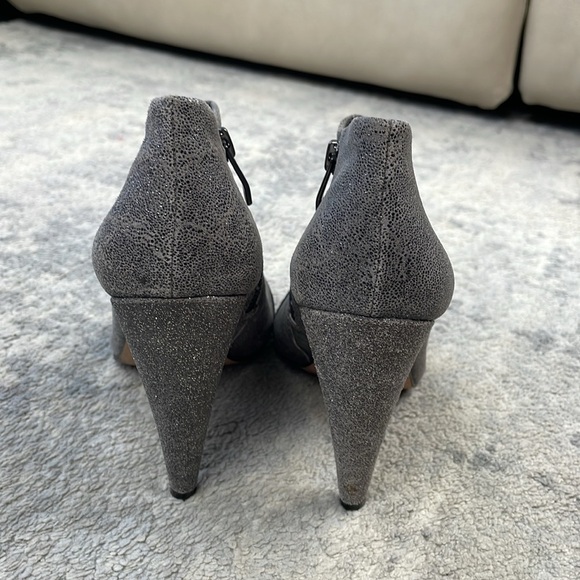 Vince Camuto Amoby2 Ankle Bootie Heel Glitter Cap Toe Gray Black Sz 6.5 - Picture 7 of 13